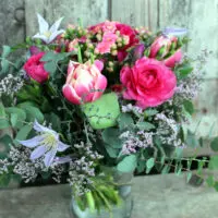 Blumenstrauß mit Tulpen und Clematis