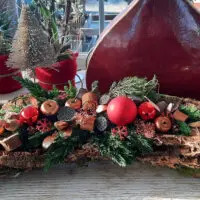 Gesteck in Bronze und Rot