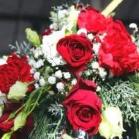 Urnenhaube Rot Weiß im Detail