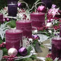 Adventsdekoration mit Kerzen