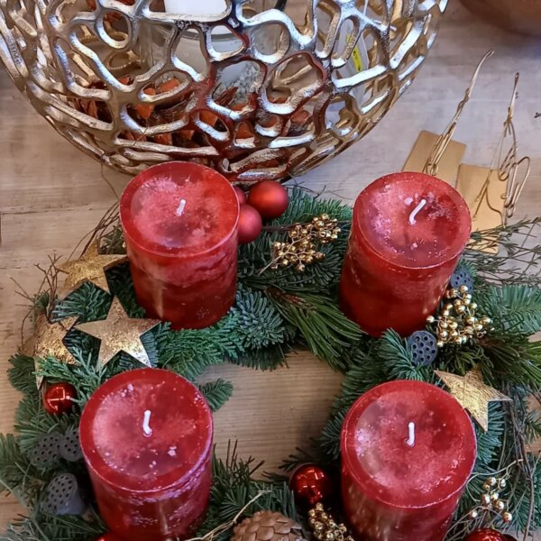 Adventskranz in Rot und Gold Adventskranz in Rot und Gold