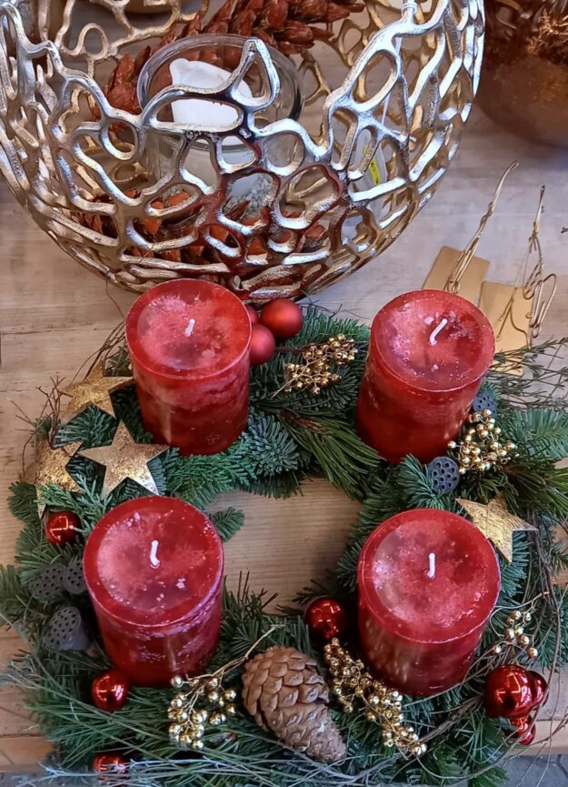Adventskranz in Rot und Gold