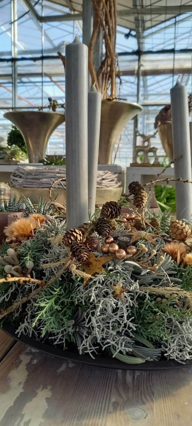 Adventskranz in Silber und Natur