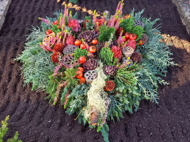 Allerheiligen Herz mit Hagebutten