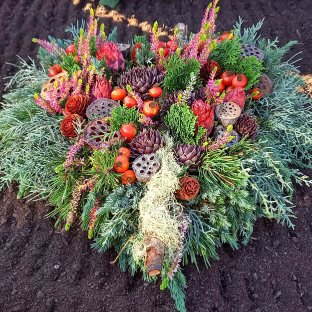 Allerheiligen Herz mit Hagebutten