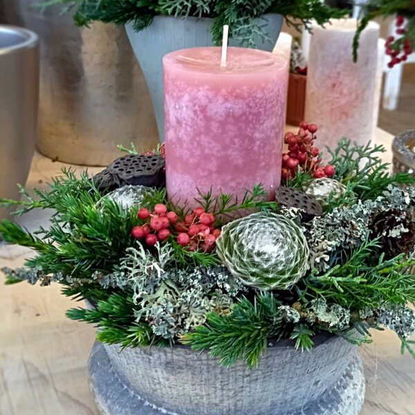 Kerze mit Hauswurz und Flechten Kerze mit Hauswurz und Flechten