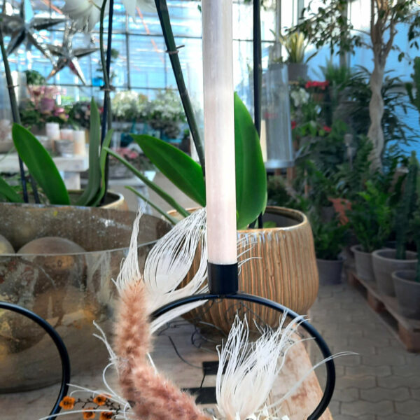 Kerzenständer mit natürlicher Dekoration Kerzenständer mit natürlicher Dekoration