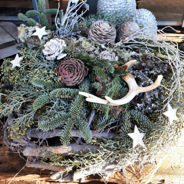 Korb für draussen weihnachtlich in weiß Korb für draussen weihnachtlich in weiß