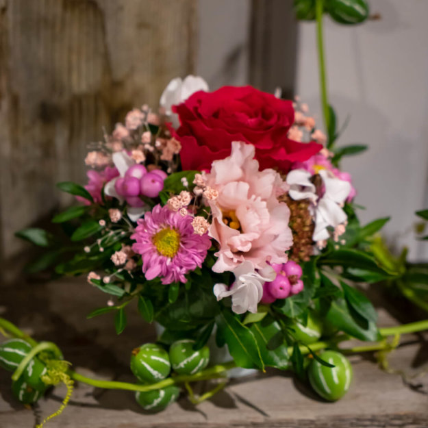 Straeusschen Mit Roter Rose