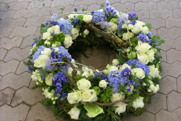 Trauerkranz blau-weiß