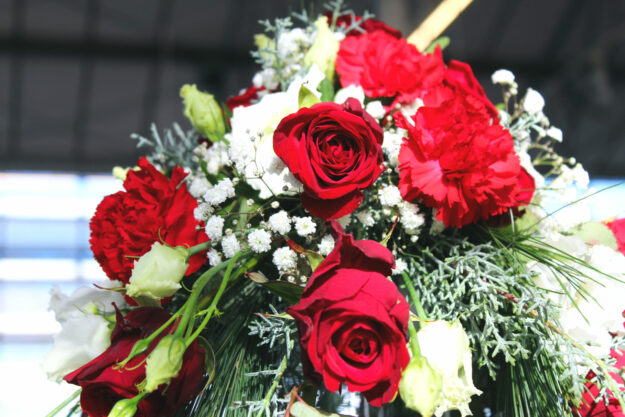 Urnenhaube Rot Weiß im Detail