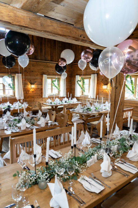 Weisse Blumendeko Fuer Hochzeit