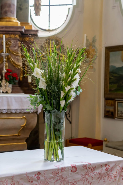 Weisse Gladiolen Fuer Altar